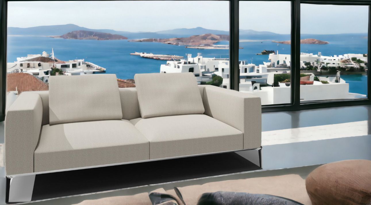 Jaan Living 3-Sitzer Sofa aus Leder Cashmere Slate mit zwei Rückenkissen vor Fenster.