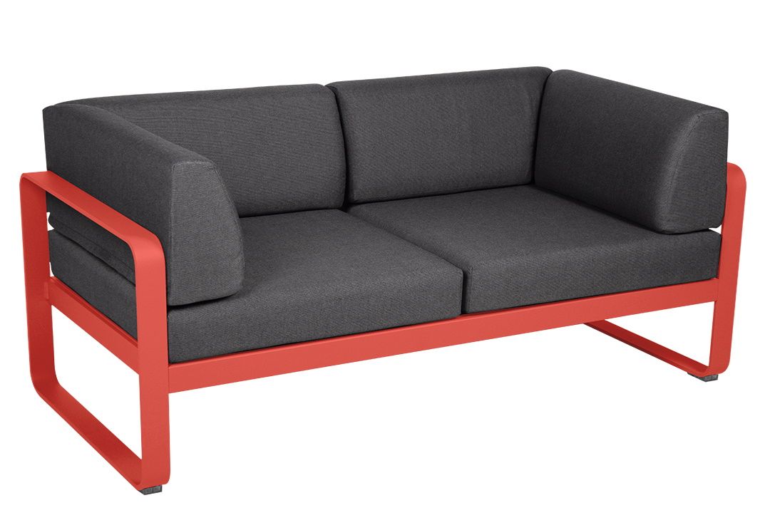 Bellevie 2-Sitzer Outdoor Sofa von Fermob mit rotem Aluminiumrahmen und anthrazitfarbenen Polstern.