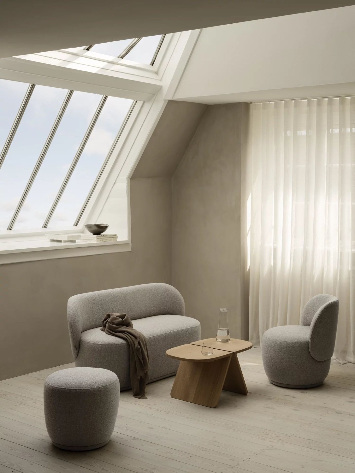 Avio Beistelltisch von Blomus aus Eiche in Schwarz, modernes Design für Wohnzimmer.
