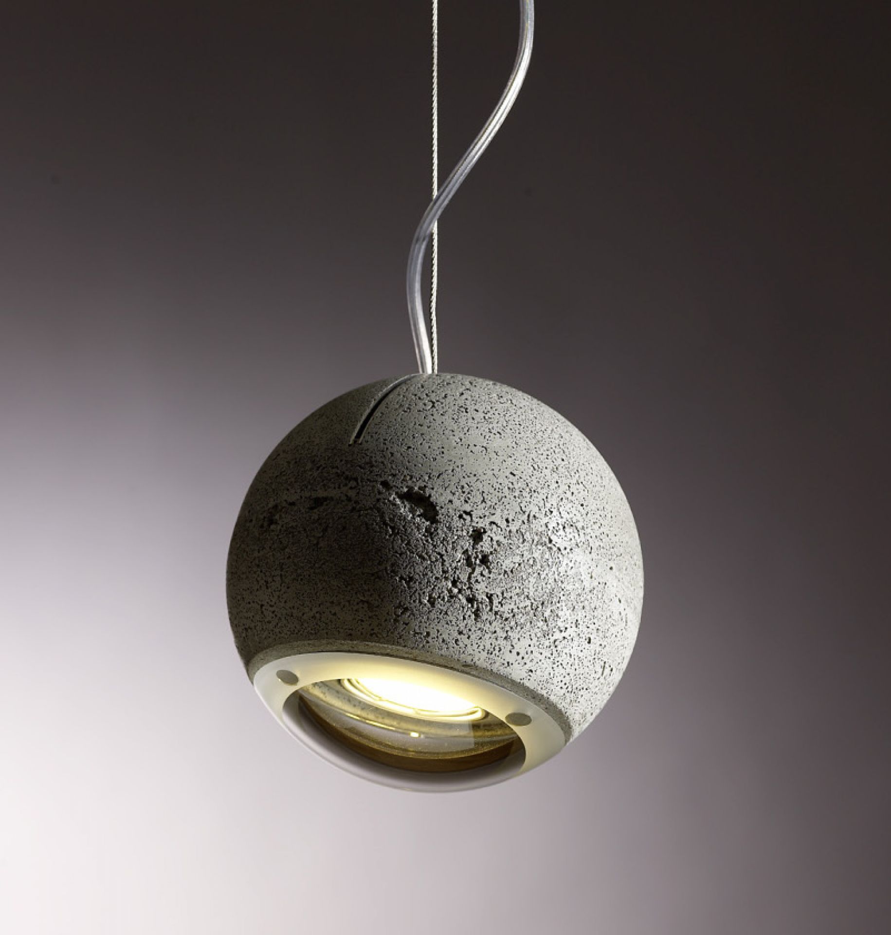 Moderne Hängeleuchte aus Beton in Kugelform mit warmem Licht für stilvolle Innenräume.