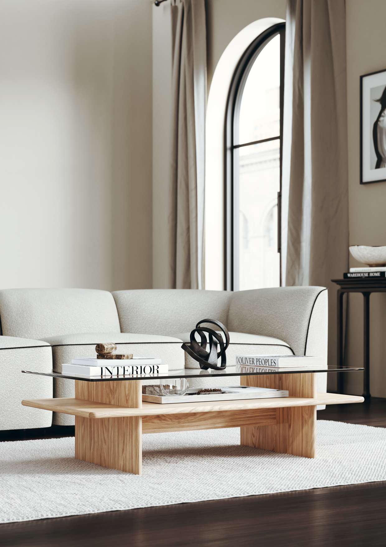 Parallel Couchtisch von Woud mit Glasplatte und Holzgestell im modernen Wohnzimmer.