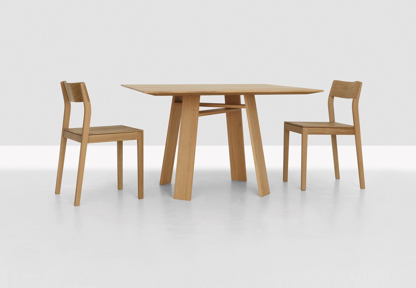 BONDT Tisch quadratisch Zeitraum aus hellem Holz mit zwei passenden Stühlen.