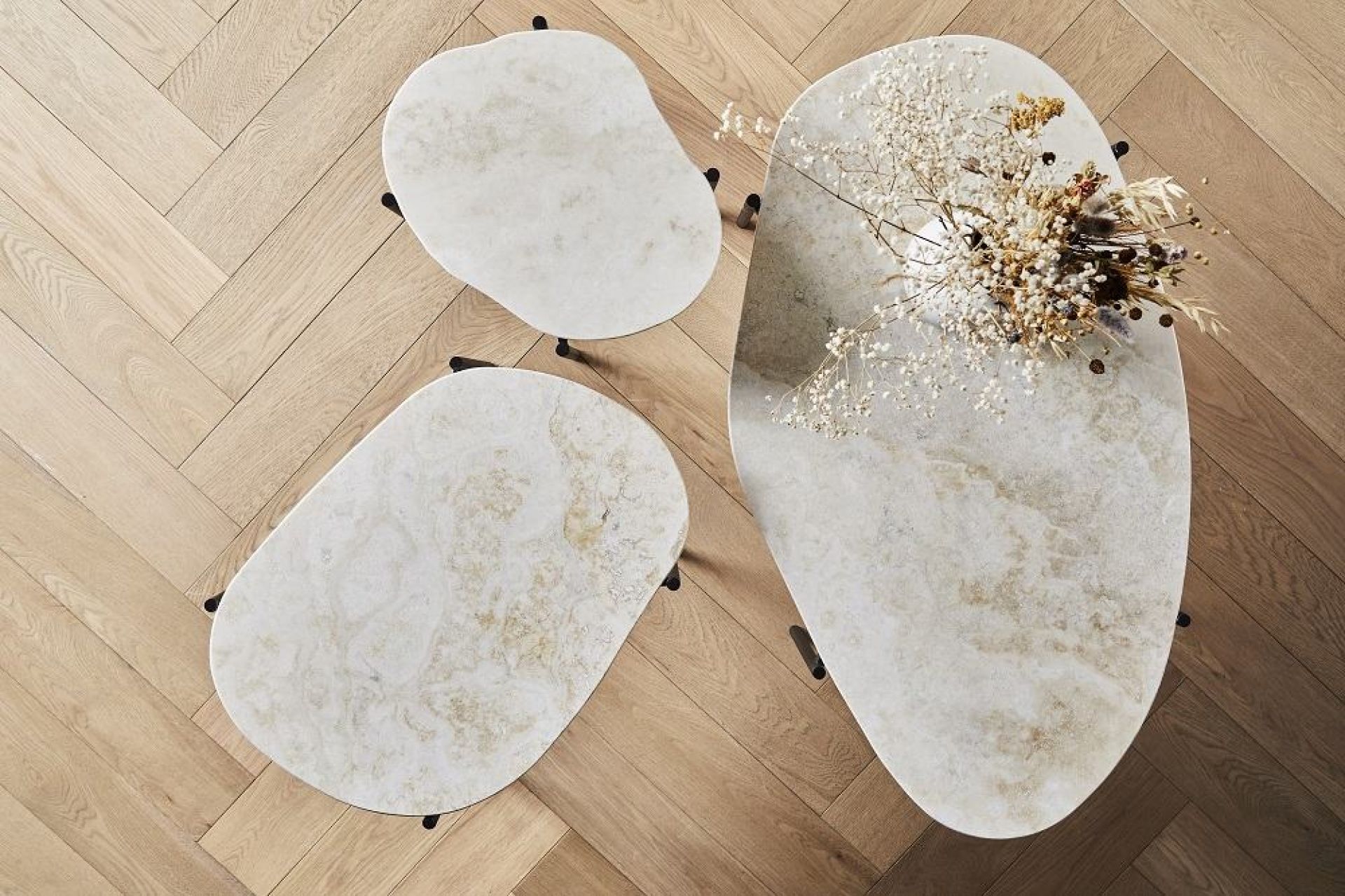 Drei La Terra Couchtische von Woud, Marmor-Optik, verschiedene Größen, auf Parkettboden. Beistelltisch, Wohnzimmermöbel.