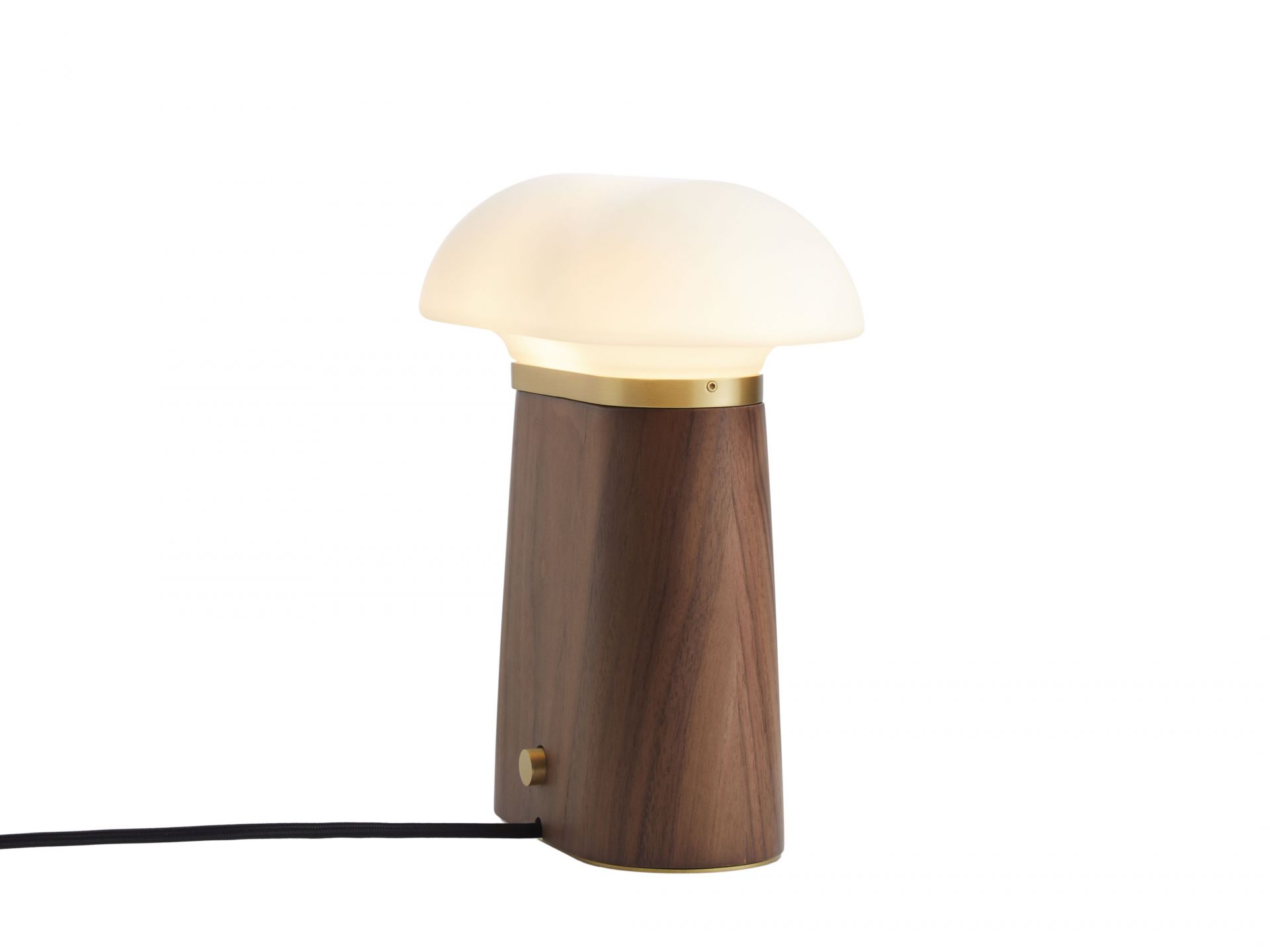 Nova Tischleuchte von Woud mit Walnussfuß und opalweißem Glasschirm, modernes Design für Wohnzimmer.