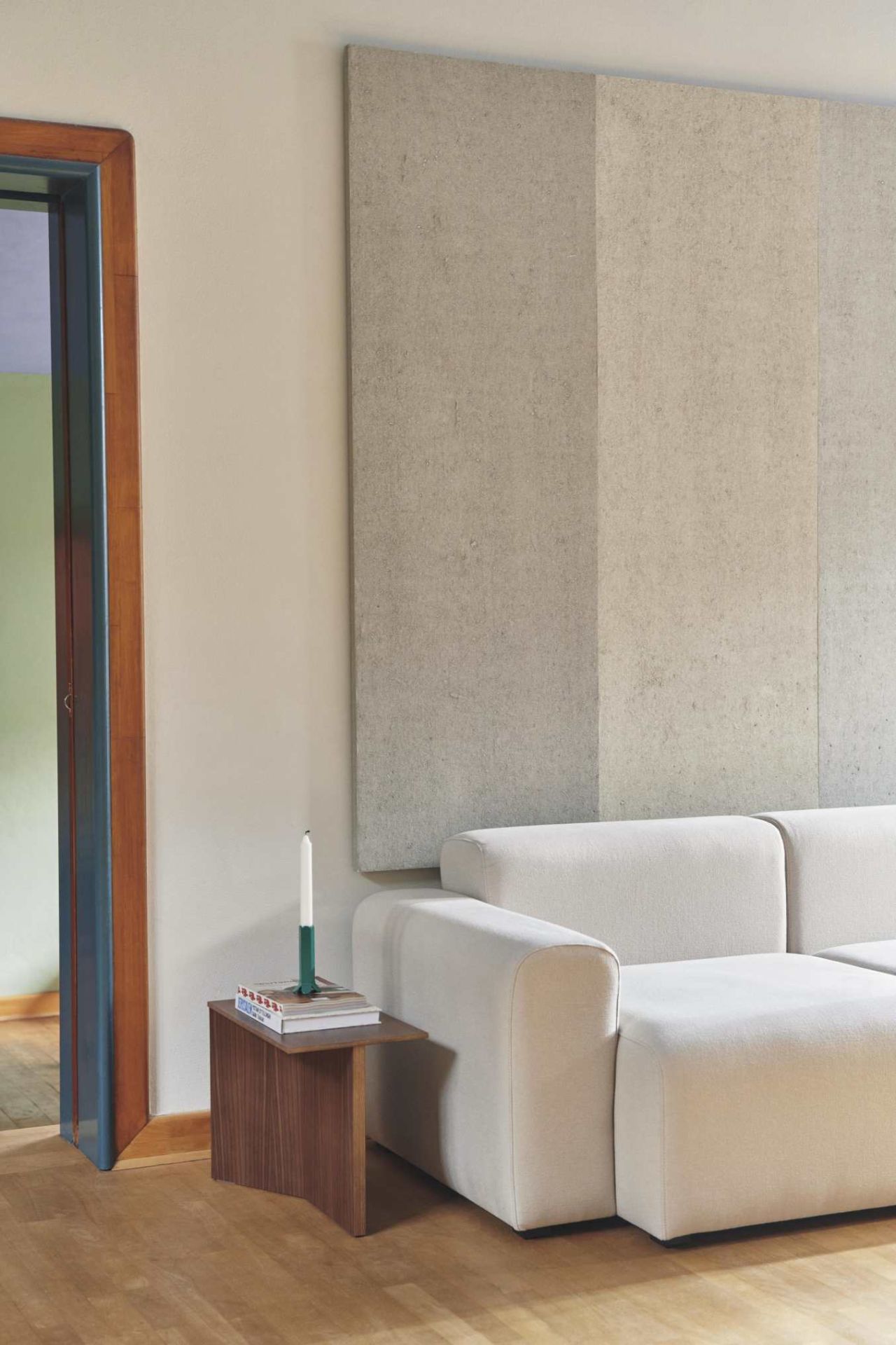 Detailaufnahme vom Mags Sofa mit hellem Stoffbezug und niedrigem Armteil. Modernes Wohnzimmerdesign.