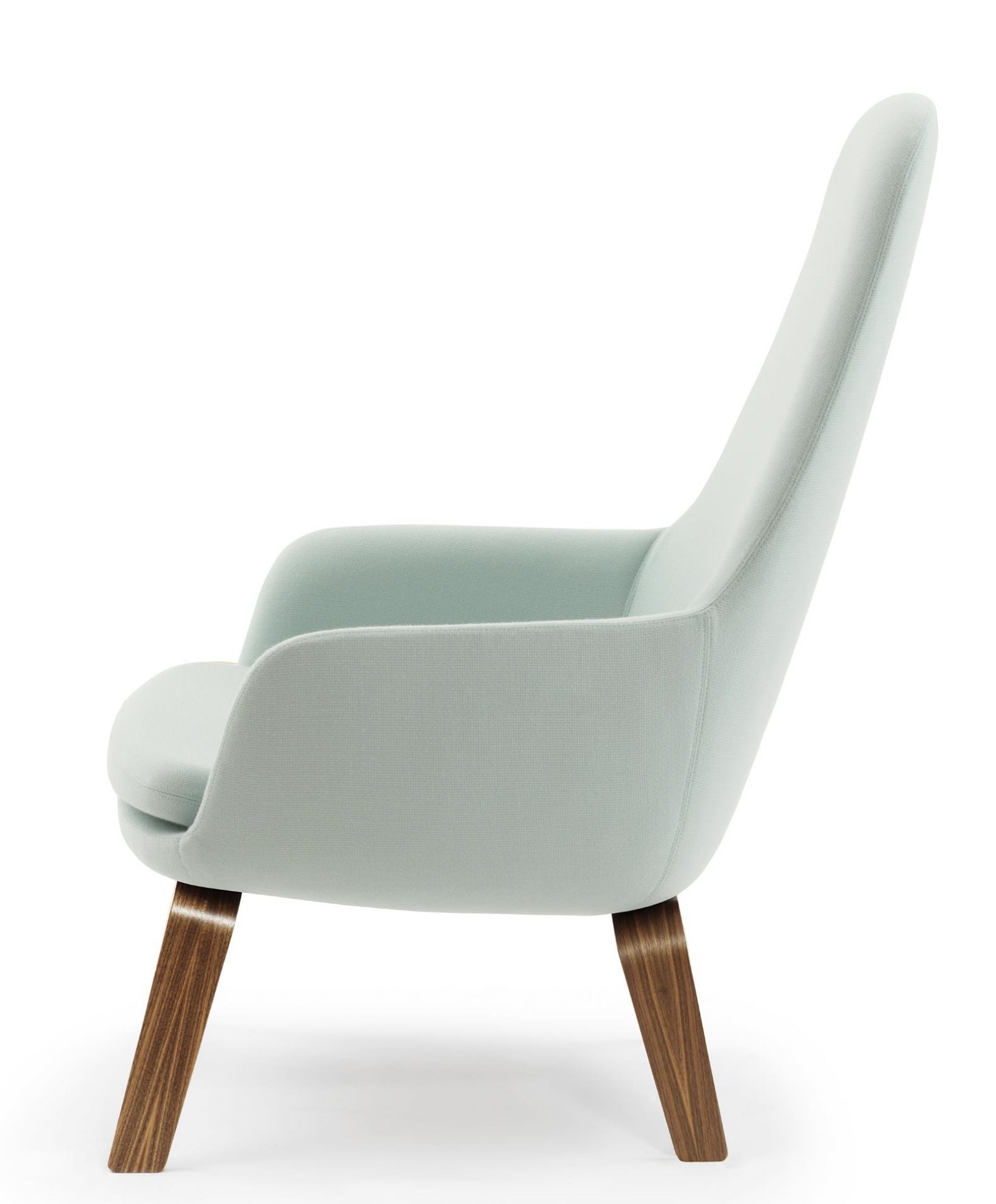 Era Lounge Chair von Normann Copenhagen, hoher Sessel in Hellblau mit Holzbeinen, Seitenansicht.