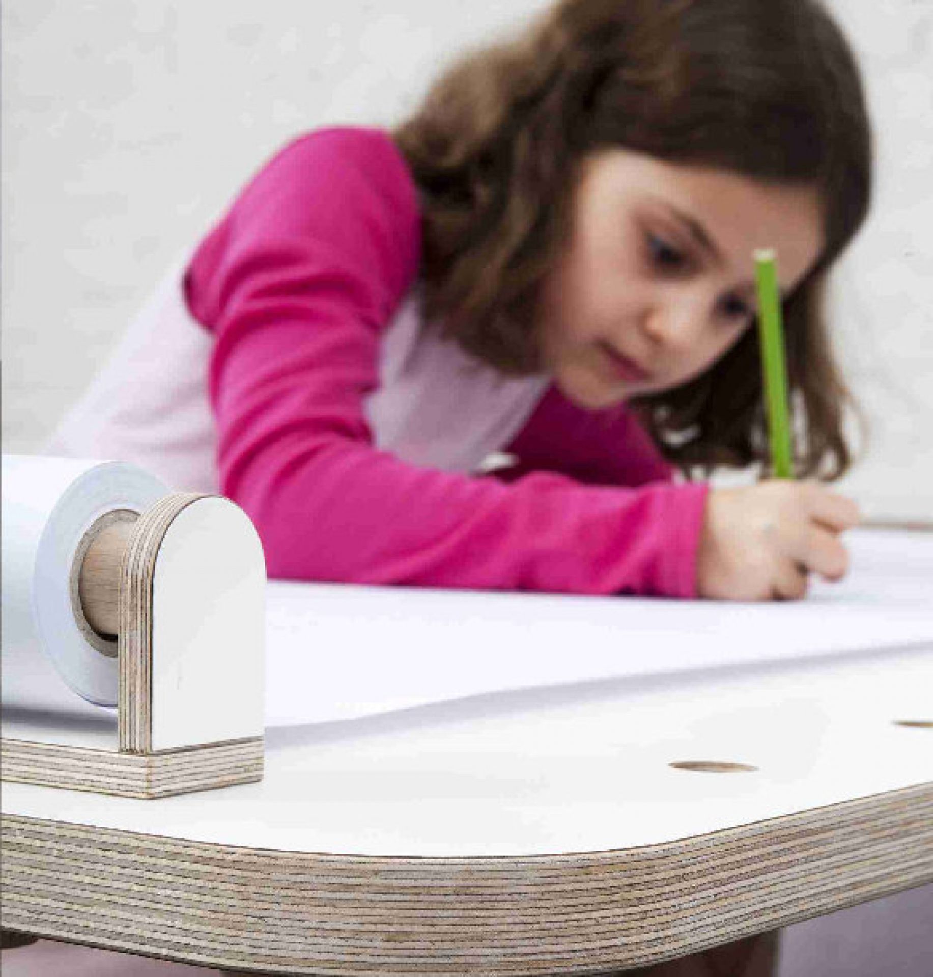 Mädchen malt am Kindertisch mit Papierrolle und Abreißschiene von Growing Table.