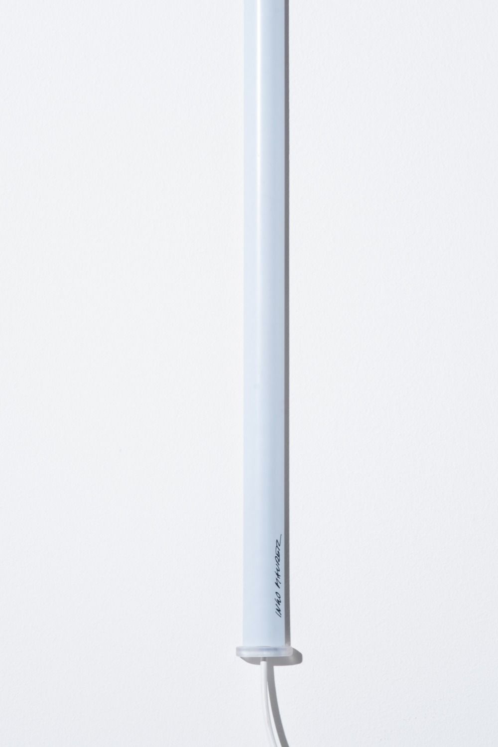 Detailaufnahme der weißen Measure Light Wandleuchte von Ingo Maurer, minimalistisches Design für moderne Innenräume.
