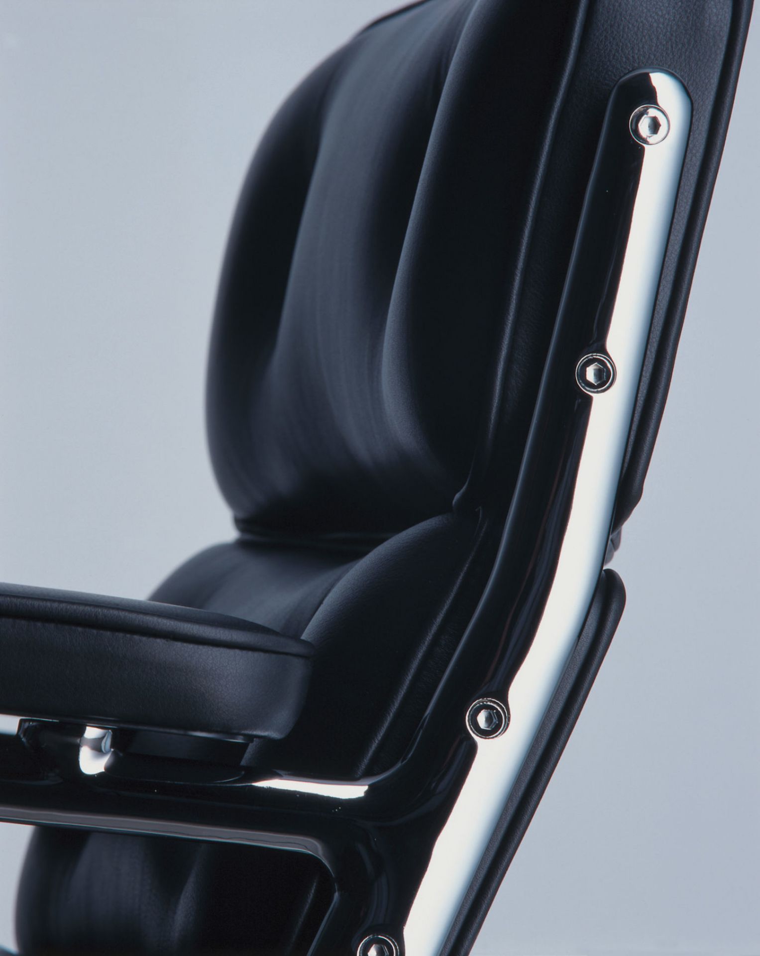 Detailaufnahme: Schwarzer Lobby Chair ES 105 Stuhl von Vitra mit glänzendem Chromgestell.