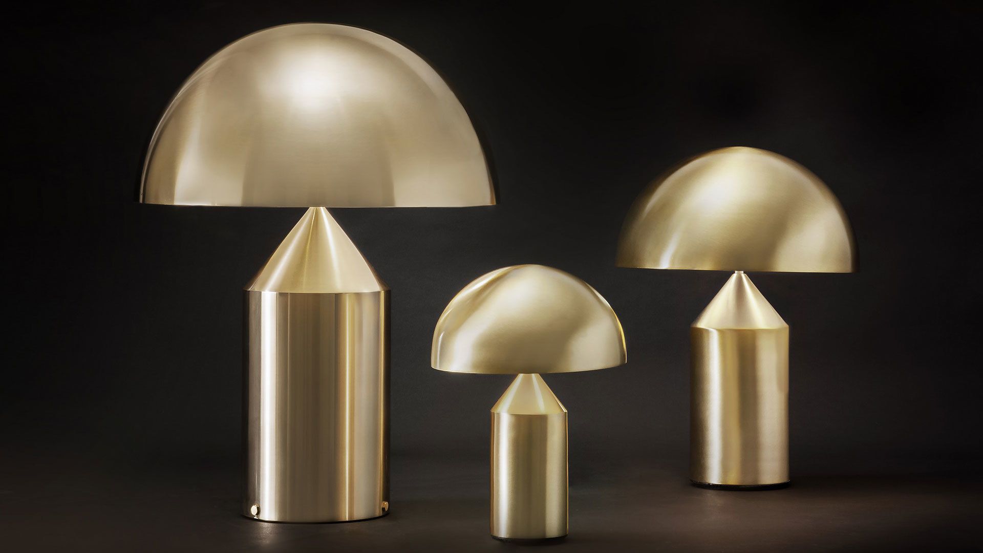 Drei Atollo Tischleuchten von Oluce in Gold, verschiedene Größen, modernes Design.
