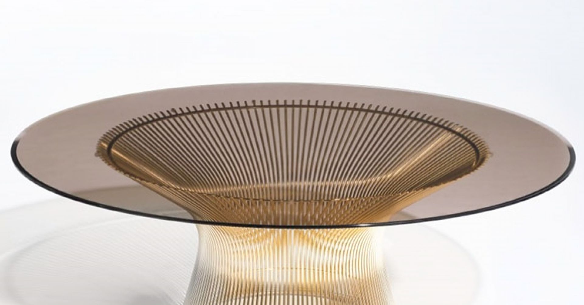 Platner Tisch von Knoll International mit rauchglasfarbener Tischplatte und filigranem, goldenem Drahtgestell.