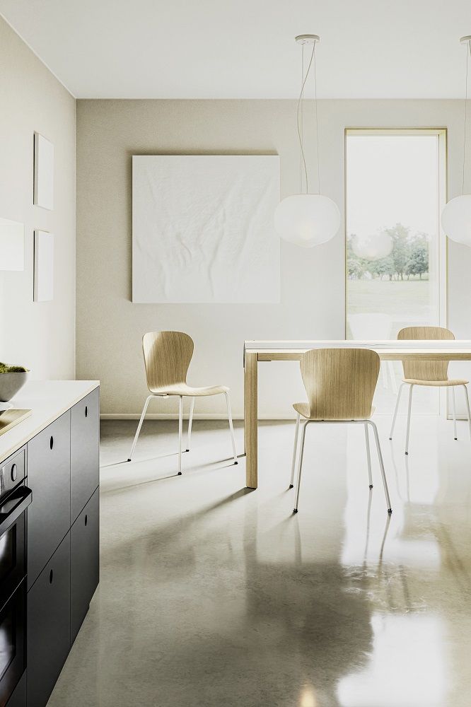 Esszimmer mit Esstisch und Thonet S 220 Formholzstühlen ohne Armlehne in hellem Holz und Stahlgestell.
