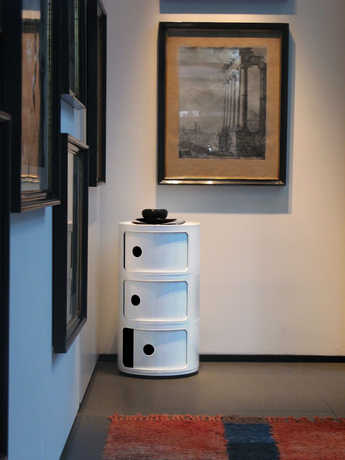 Componibili 3er Element von Kartell, weiß, runde Form, drei Fächer mit Loch als Griff.