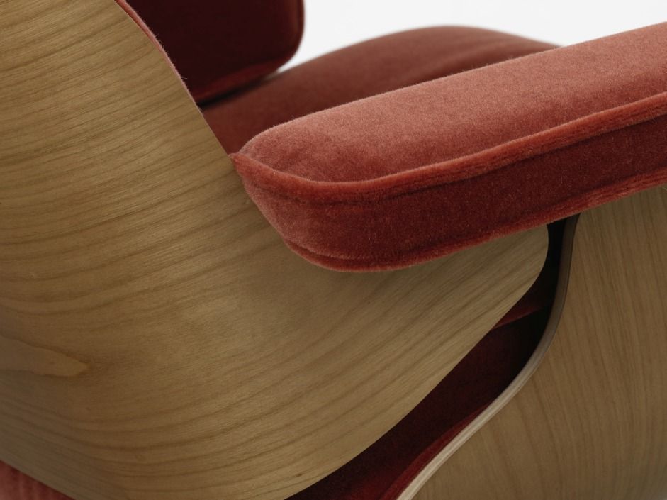 Detailaufnahme Eames Lounge Chair Sessel von Vitra mit Holzschale und rotem Polster für entspanntes Wohnen.