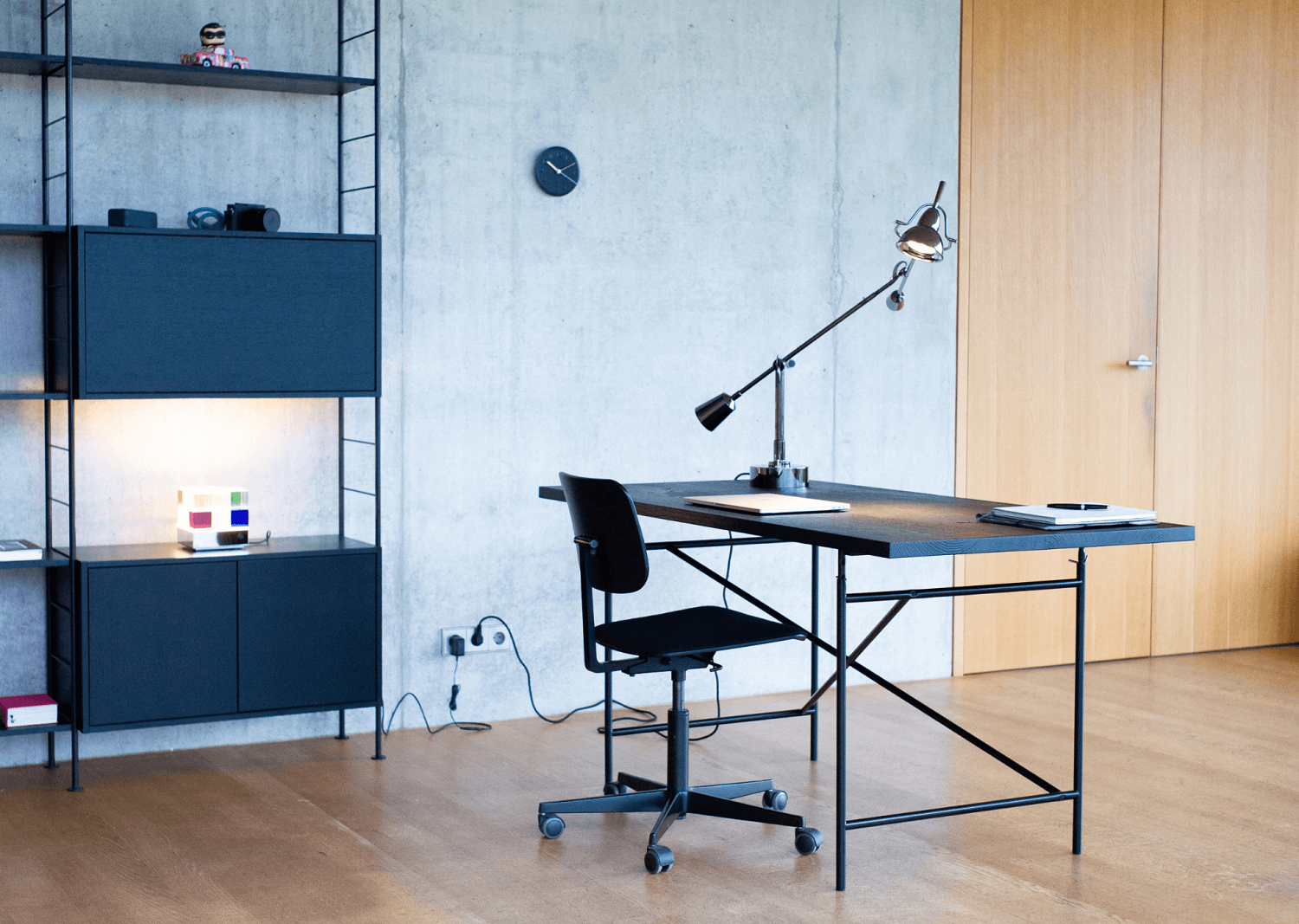 Eiermann Tisch mit silbernem Gestell und Kreuzstreben in modernem Büroambiente. Design Schreibtisch für stilvolles Arbeiten.
