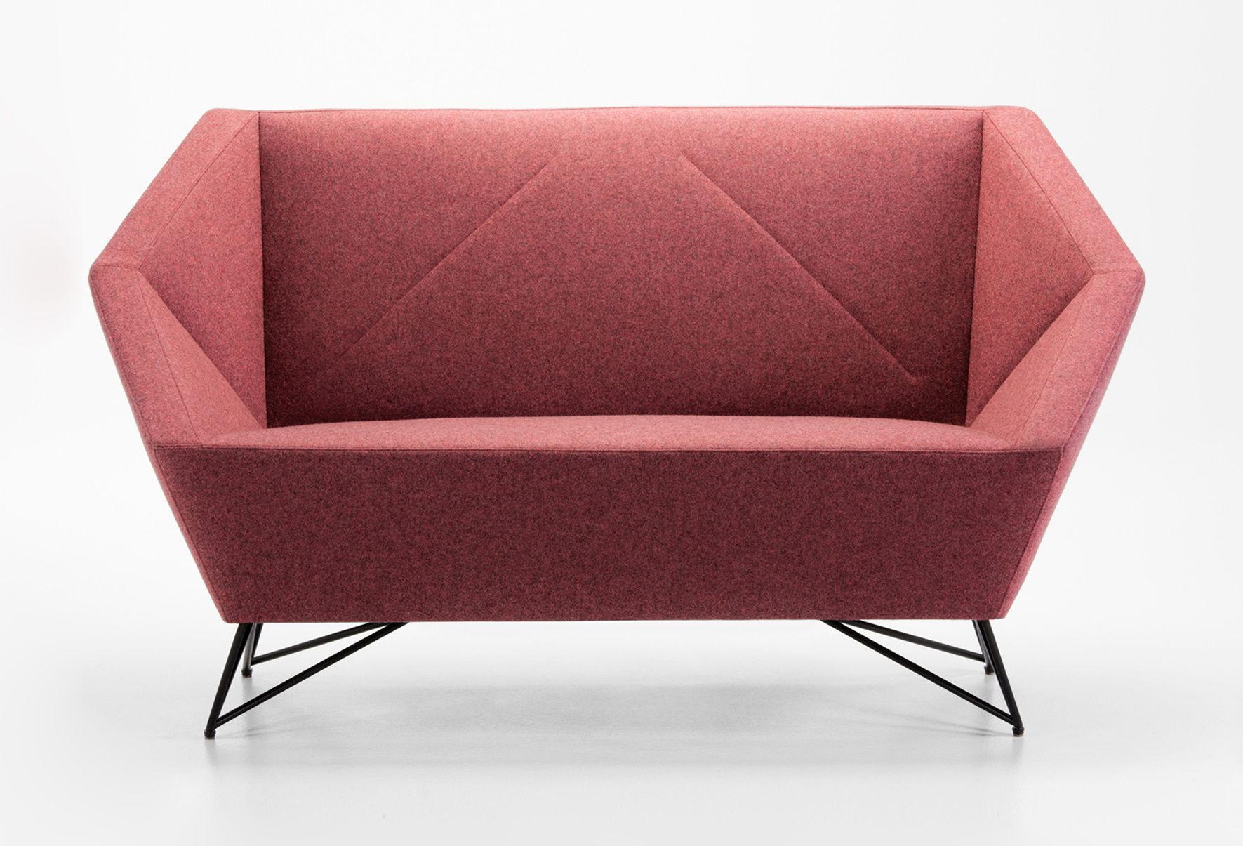 3angle Sofa von Prostoria, ein rotes 2-Sitzer Sofa mit schwarzem Metallgestell auf weißem Hintergrund.