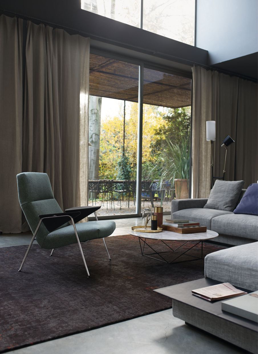 Moderner Walter Knoll Sessel 367/368 Votteler Chair in Grün mit Armlehnen und Chromgestell im Wohnzimmer.