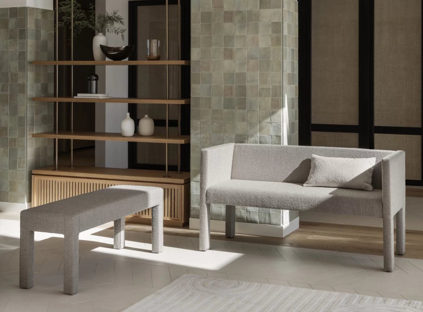 Helle Sitta Bank, eine moderne 2-Sitzer Bank mit passendem Hocker im Wohnzimmer.