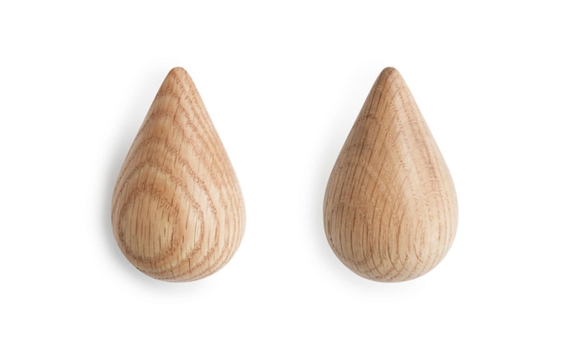 Zwei hölzerne Dropit Hooks Garderobenhaken von Normann Copenhagen in Tropfenform auf weißem Hintergrund.