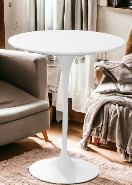 Weißer Saarinen Beistelltisch von Knoll International, runde Tischplatte, H 52 cm, modernes Design für Wohnzimmer.