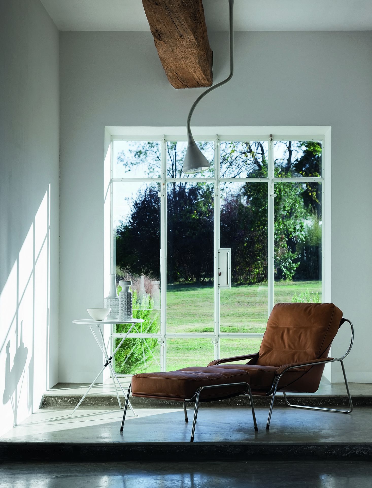 Maggiolina Sessel mit Hocker von Zanotta, braunes Leder, Chromgestell, modernes Design für Wohnzimmer.