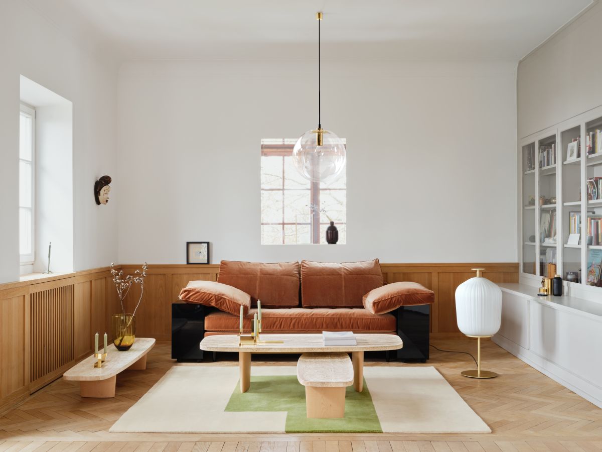 Wohnzimmer mit ClassiCon Kilkenny Teppich, 300x250cm, in Beige und Grün. Moderner Teppich im Interieur.