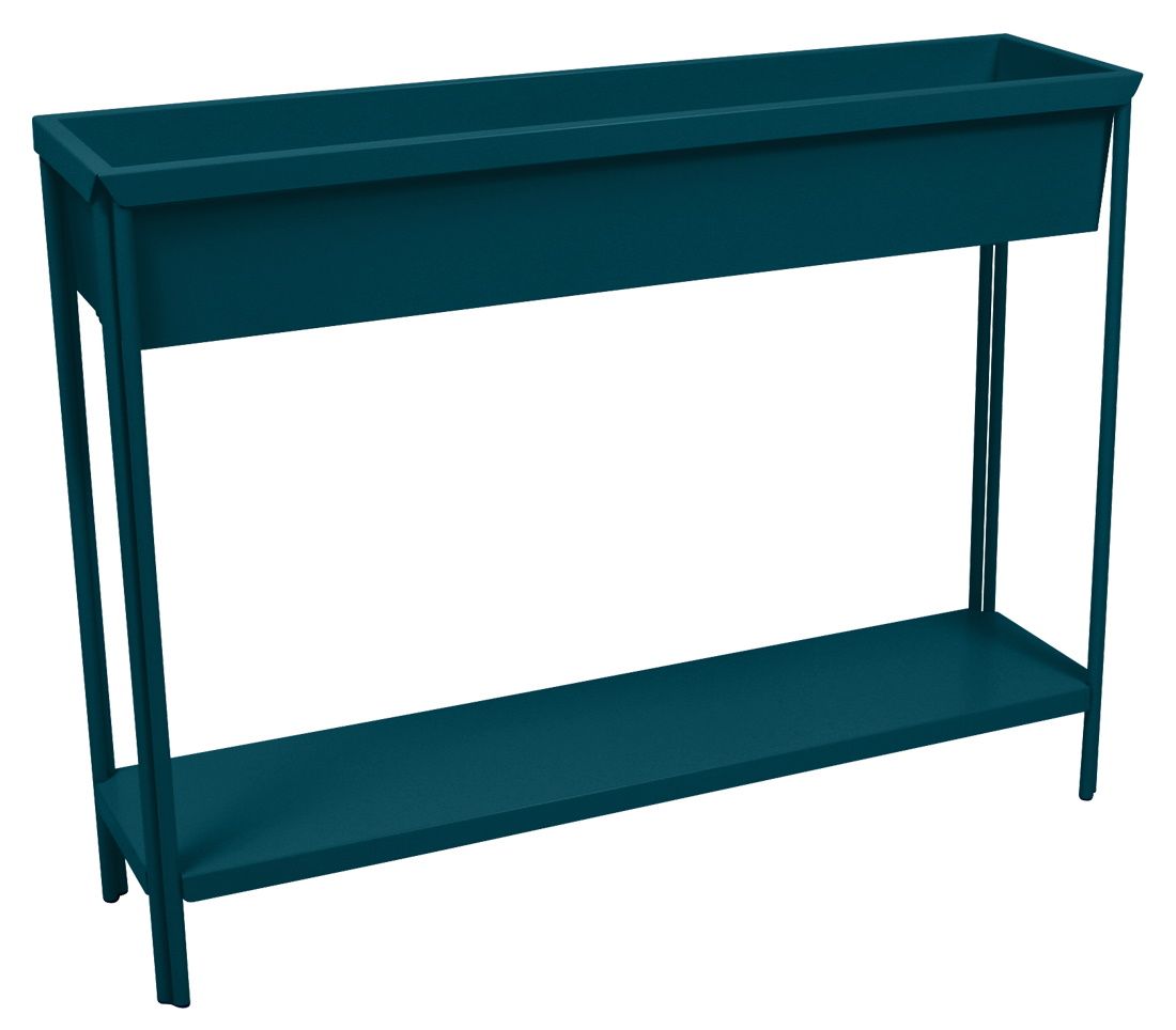 Blauer Fermob Terrazza Blumenkasten aus Metall mit Ablage für Garten und Balkon.