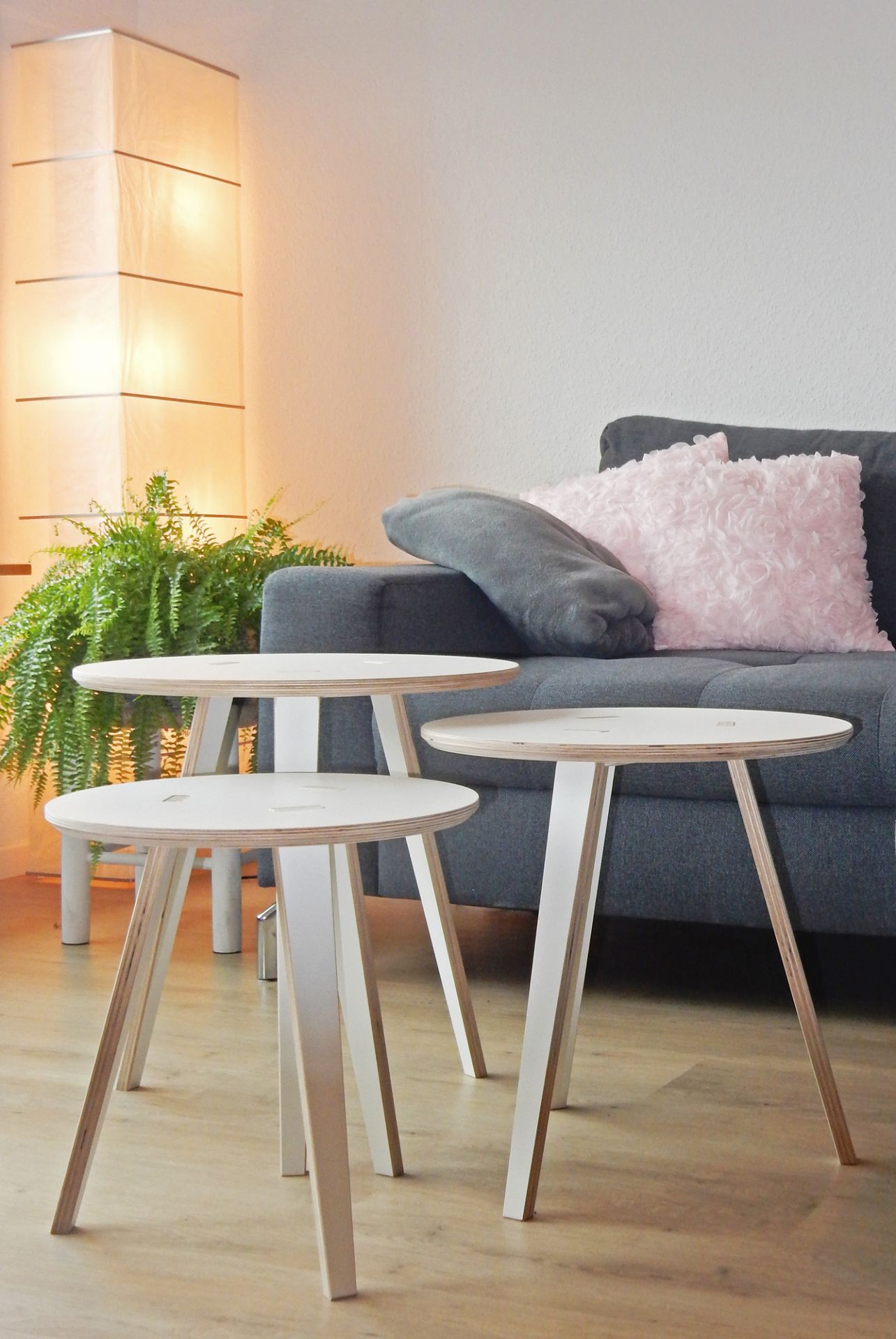 Drei moderne, runde Beistelltische von Tojo im Wohnzimmer, ideal als Couchtisch oder Nachttisch.