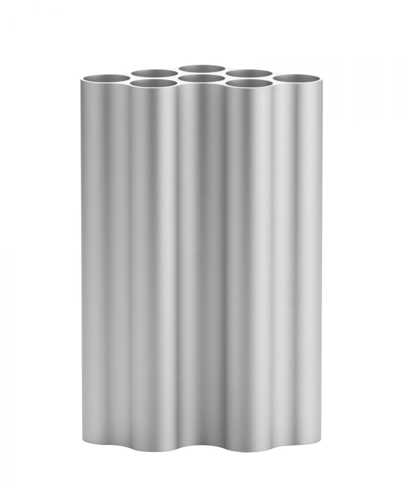 Nahaufnahme der silbernen Nuage Vase von Vitra, modernes Design für Blumenarrangements.