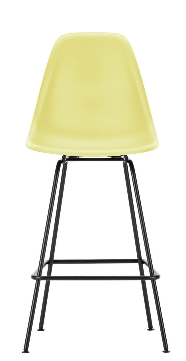 Vitra Eames Plastic Bar Stool in Gelb mit schwarzem Metallgestell, Ansicht von vorne.