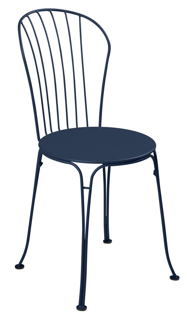Blauer Opéra+ Stuhl von Fermob für den Außenbereich, Metallstuhl mit runder Sitzfläche und filigraner Rückenlehne.