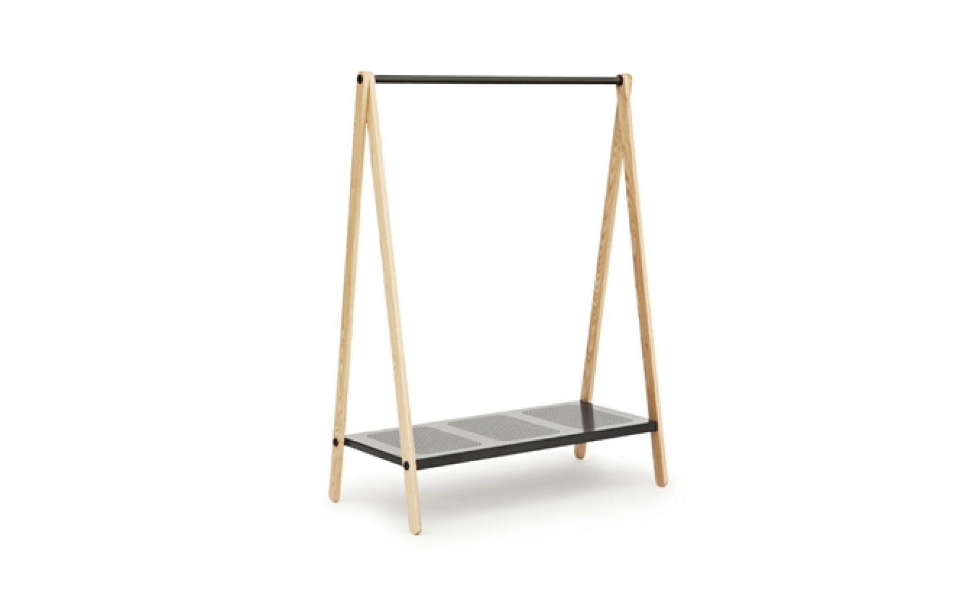 Toj Kleiderständer von Normann Copenhagen aus hellem Holz mit schwarzer Stange und Ablage.
