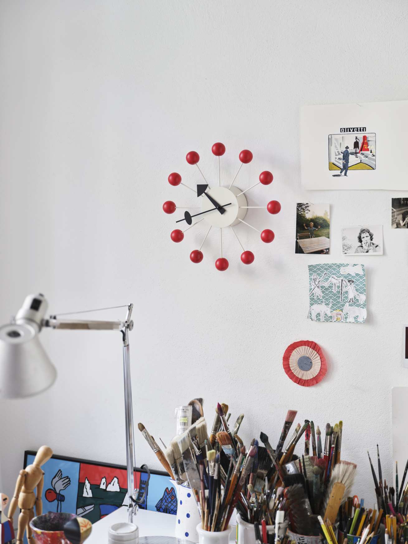 Nahaufnahme der Vitra Ball Clock Wanduhr in Rot, modernes Design für Wohnzimmer und Büro.