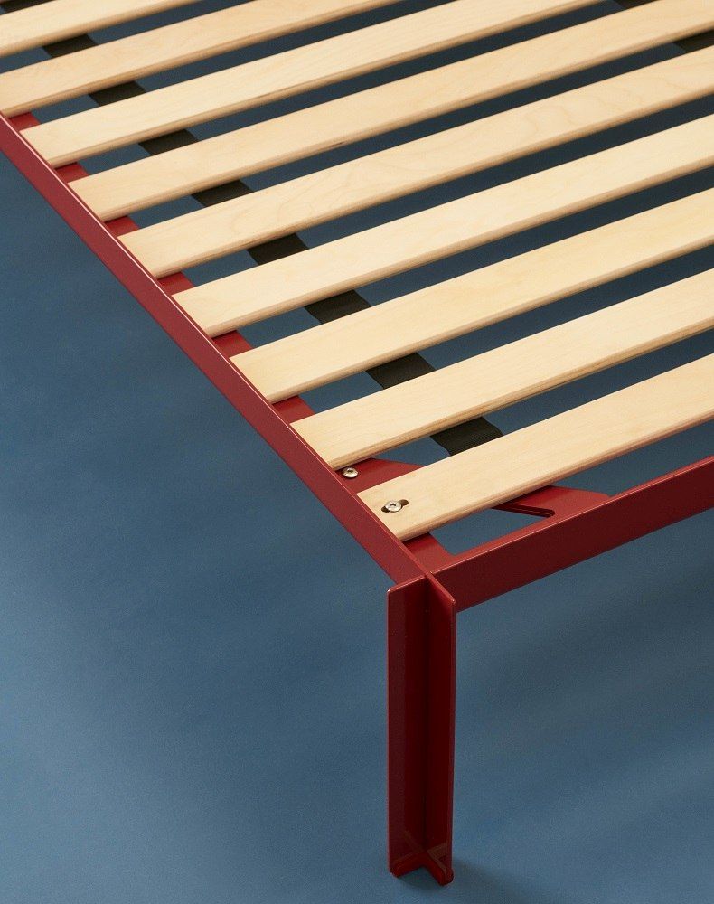 Detailaufnahme vom Hay Connect Bett in Maroon rot mit Lattenrost und Metallrahmen.