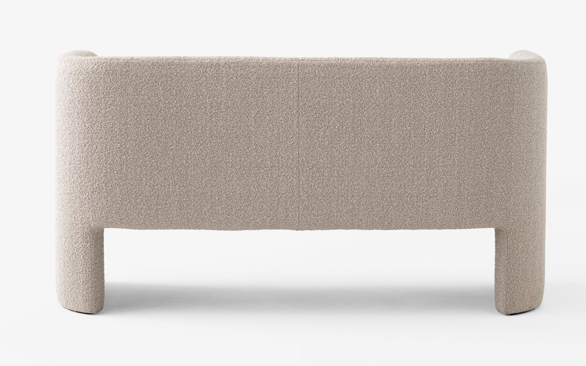 Nahaufnahme des Loafer Sofas von AndTradition, ein beiges 2-Sitzer Sofa mit Bouclé-Bezug.