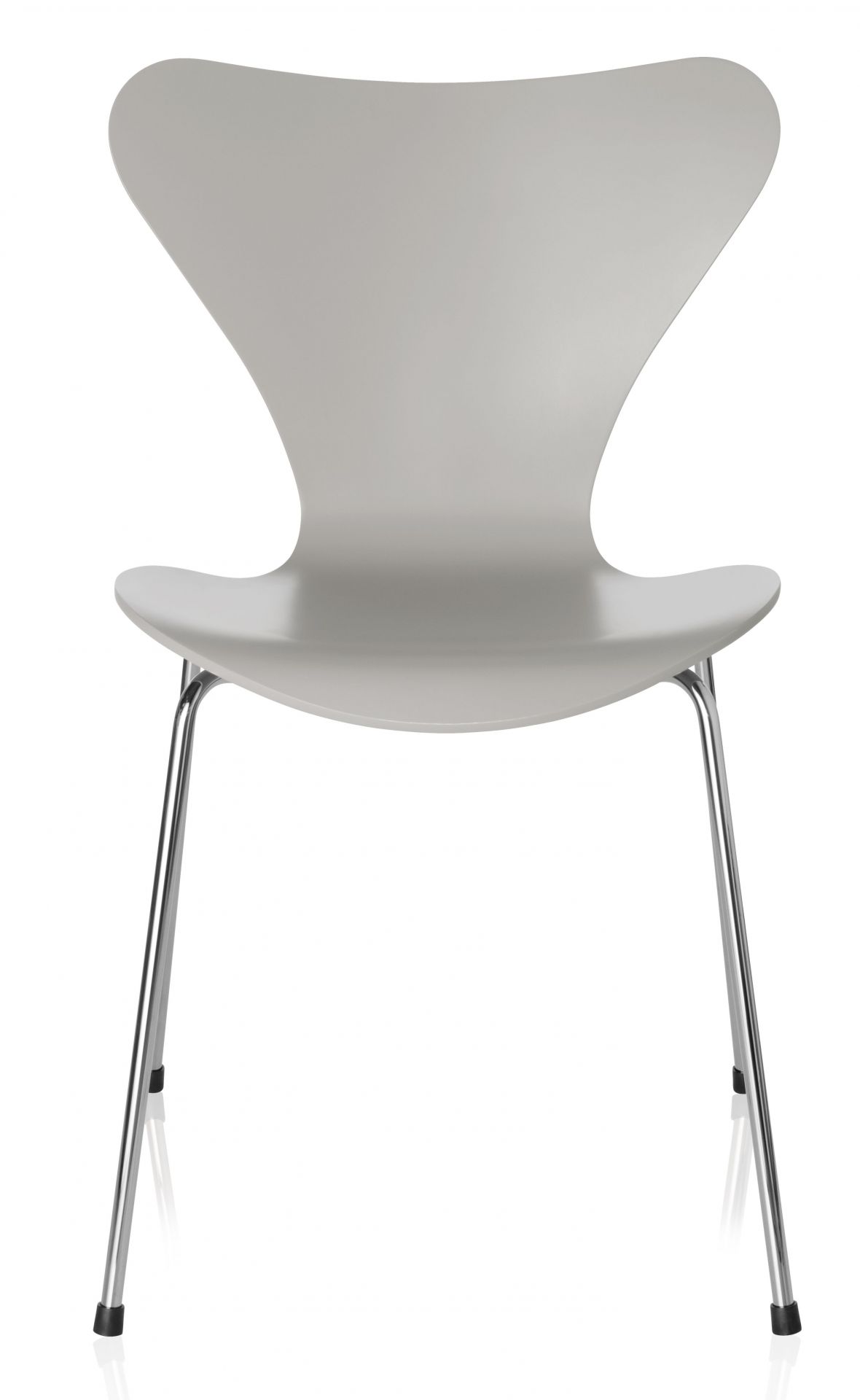 Fritz Hansen Serie 7 Stuhl 3107 in Hellgrau mit verchromtem Stahlgestell, Frontansicht.
