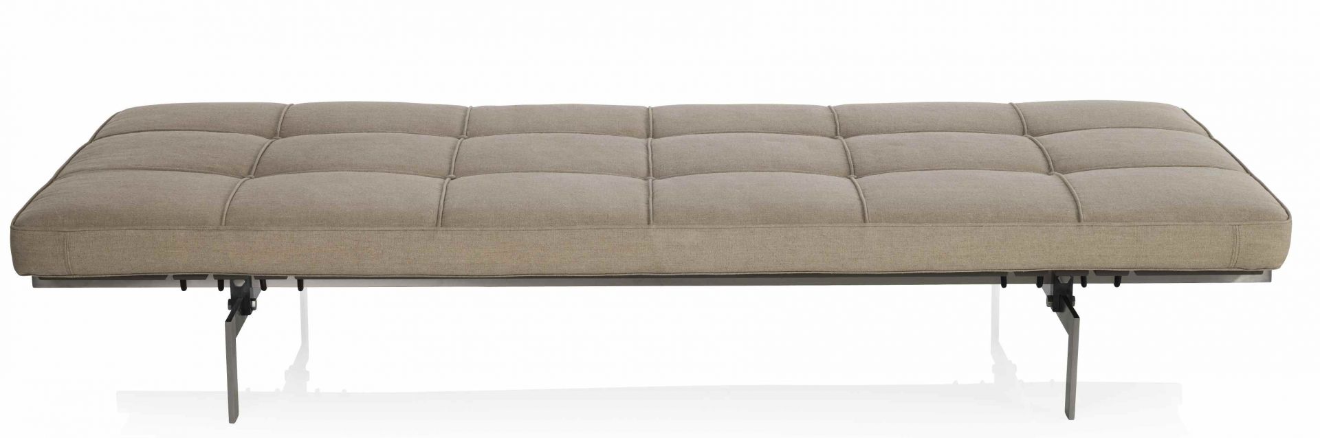 PK80 Liege von Fritz Hansen mit beigem Stoffbezug und Metallgestell, modernes Designmöbel für Wohnzimmer.