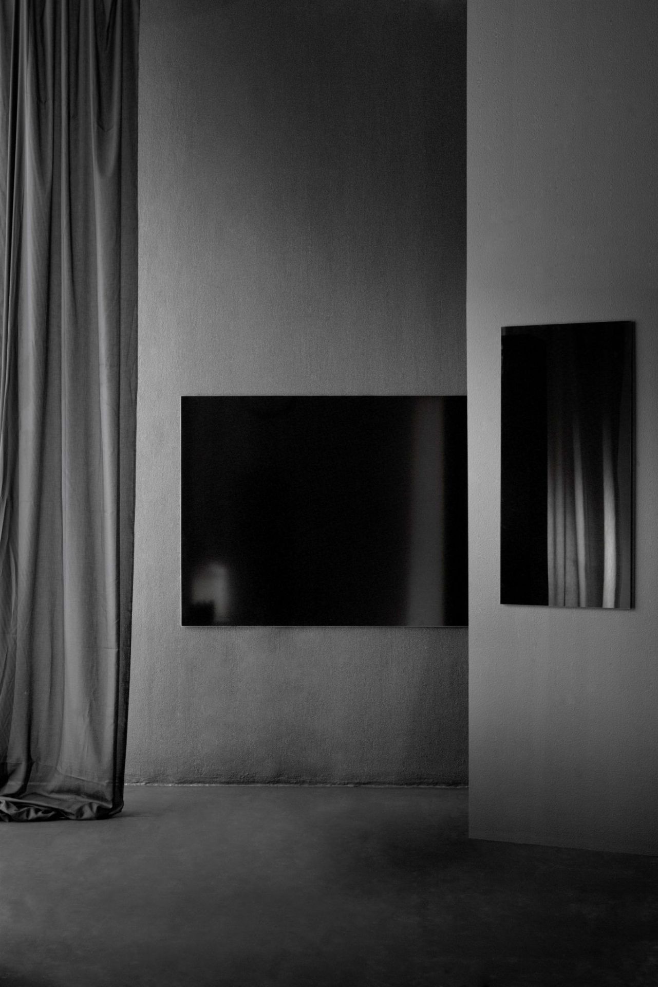 Schwarze Chat Board Classic magnetische Glastafel an grauer Wand, minimalistisches Büro-Design mit Vorhang und zweiter Tafel.