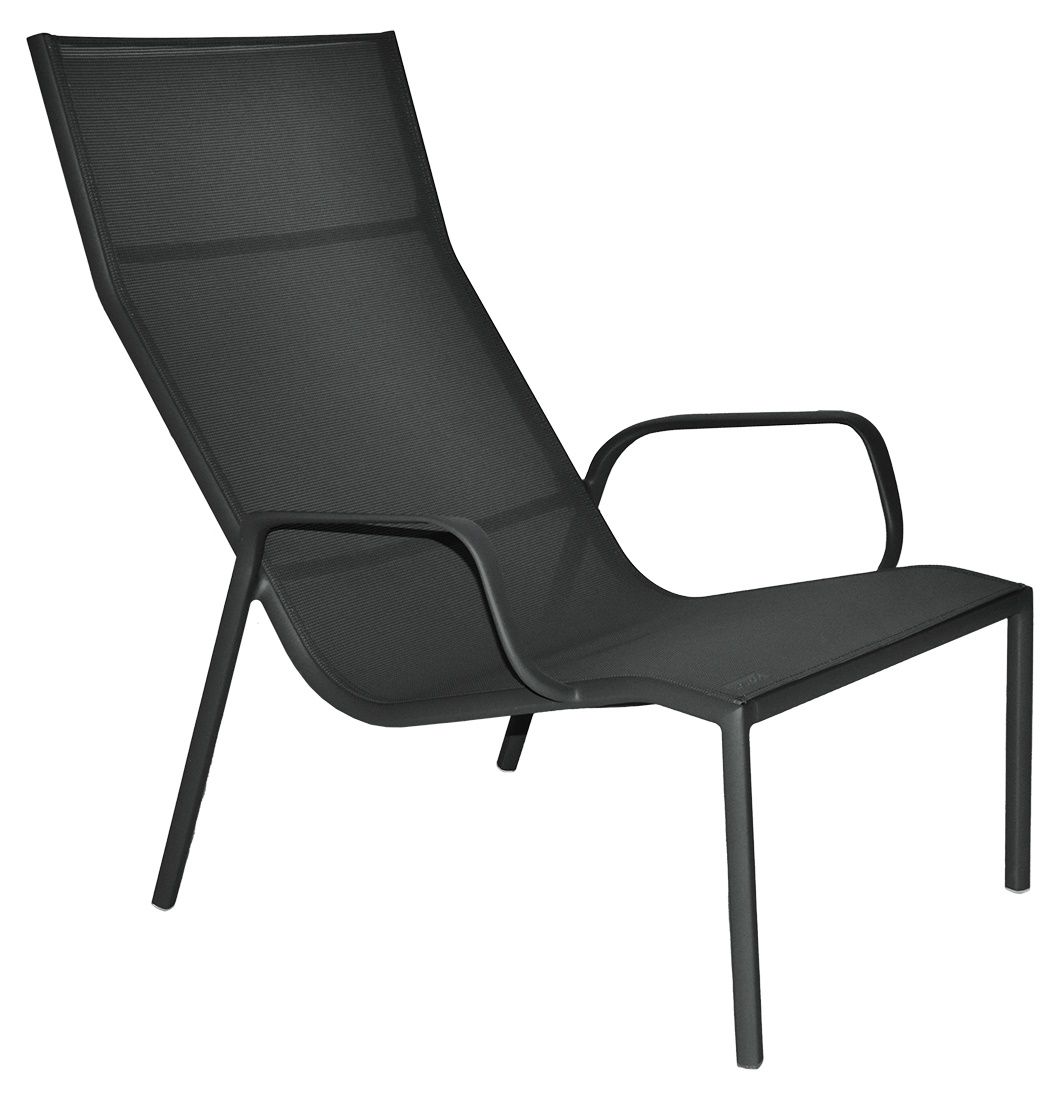Schwarzer Cadiz Lounge Sessel von Fermob für den Außenbereich, modernes Design mit Armlehnen.