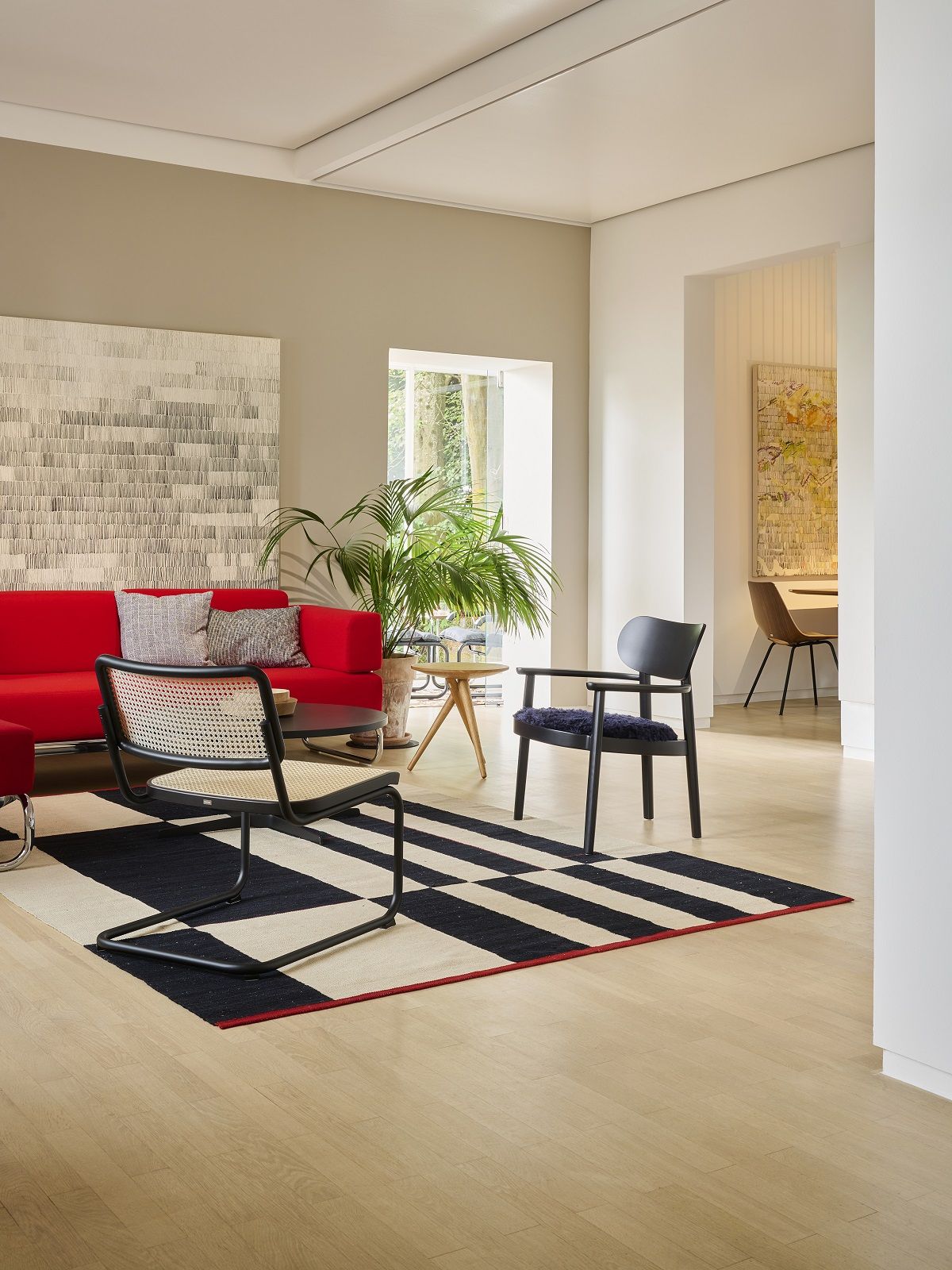 Thonet S 32 VL Lounge Chair Sessel mit Rohrgeflecht in modernem Wohnzimmer.