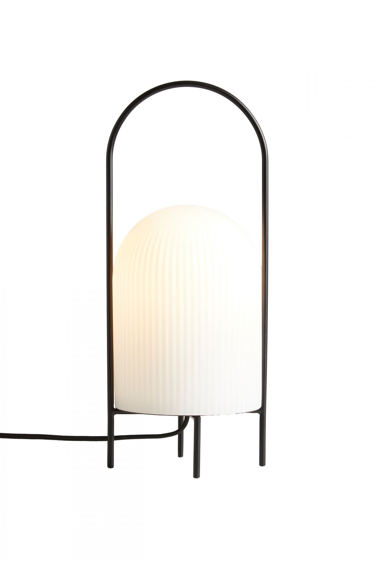 GHOST Tischleuchte von Woud: Moderne Lampe mit geripptem, weißem Lampenschirm und schwarzem Metallgestell.