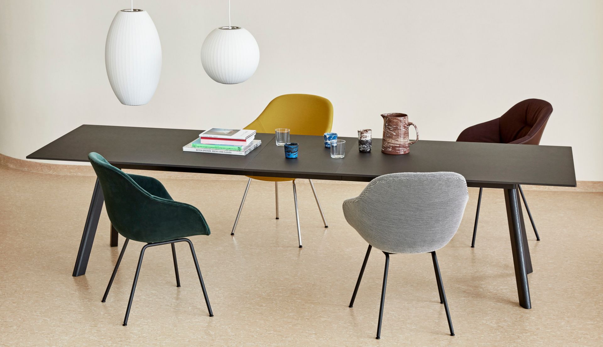 Schwarzer Copenhague Table CPH 30 Tisch von Hay, 250x120 cm, mit Stühlen und Dekoration.