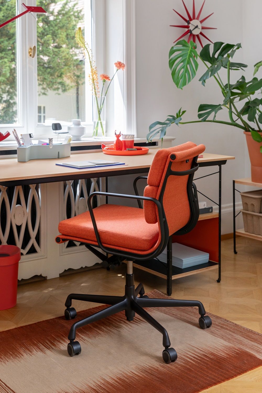 Oranger Soft Pad Chair EA217 von Vitra am Schreibtisch, ergonomischer Bürostuhl für modernes Arbeitszimmer.
