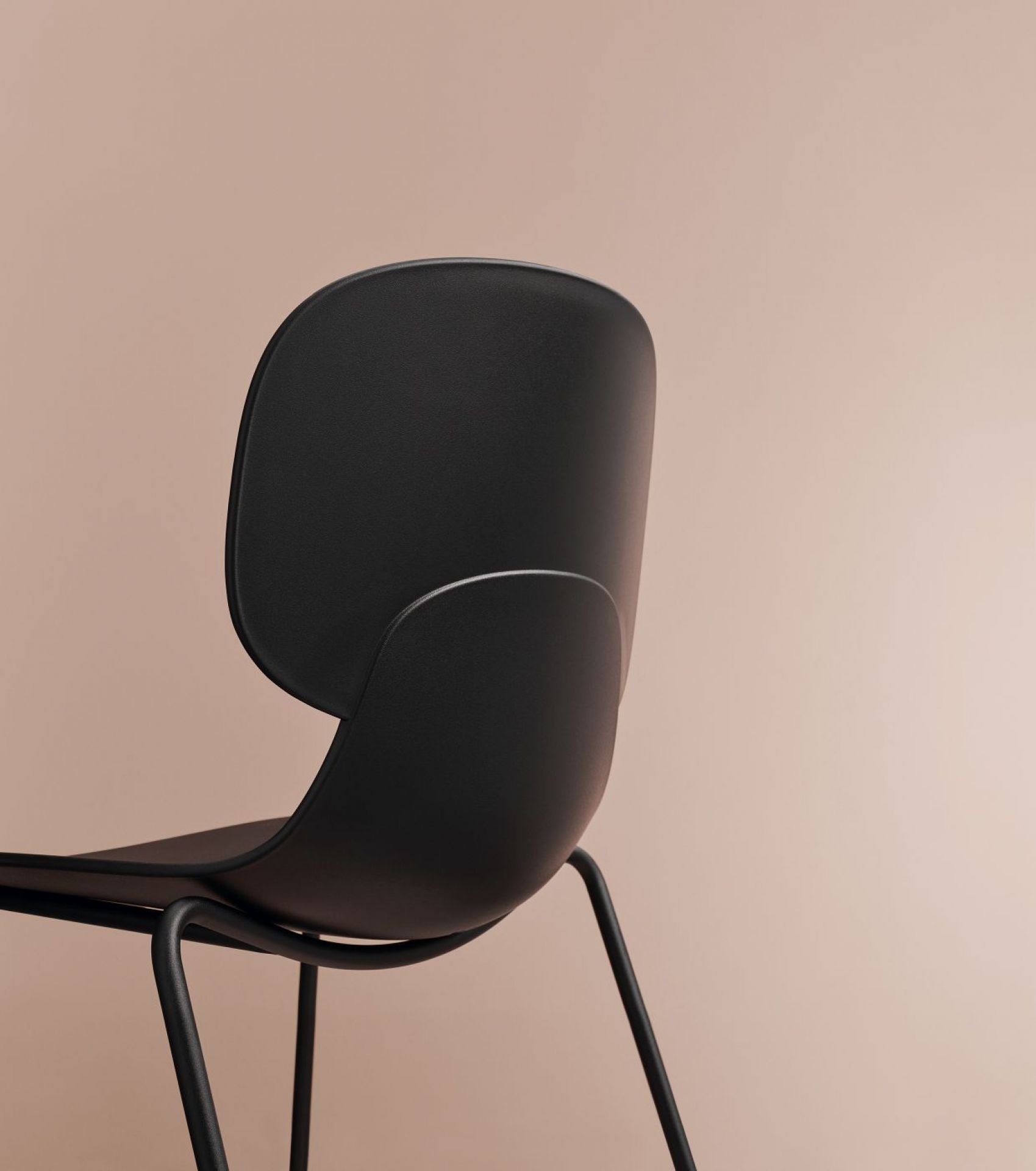 Schwarzer Eva Solo Stuhl mit minimalistischem Design und filigranem Metallgestell, Detailansicht.