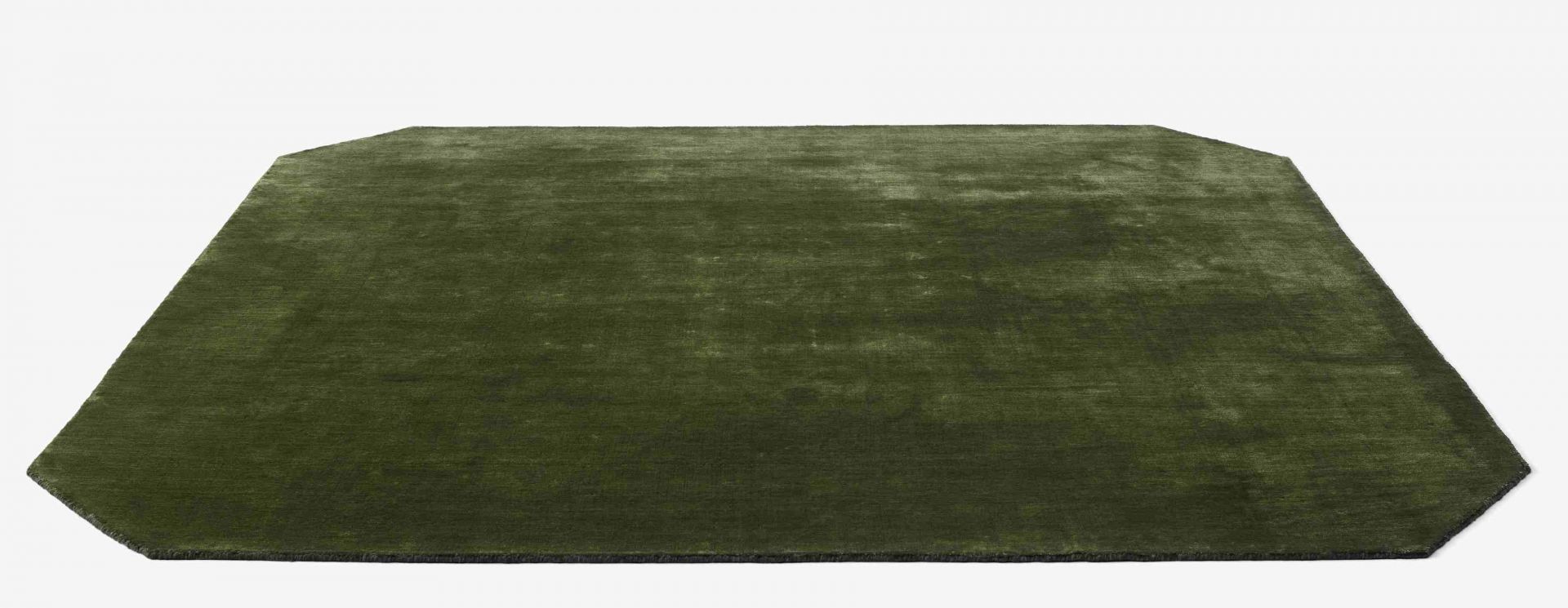 AndTradition The Moor Rug Teppich, einfarbig olivgrün, rechteckig mit abgeschrägten Ecken, moderne Wohnraumgestaltung.