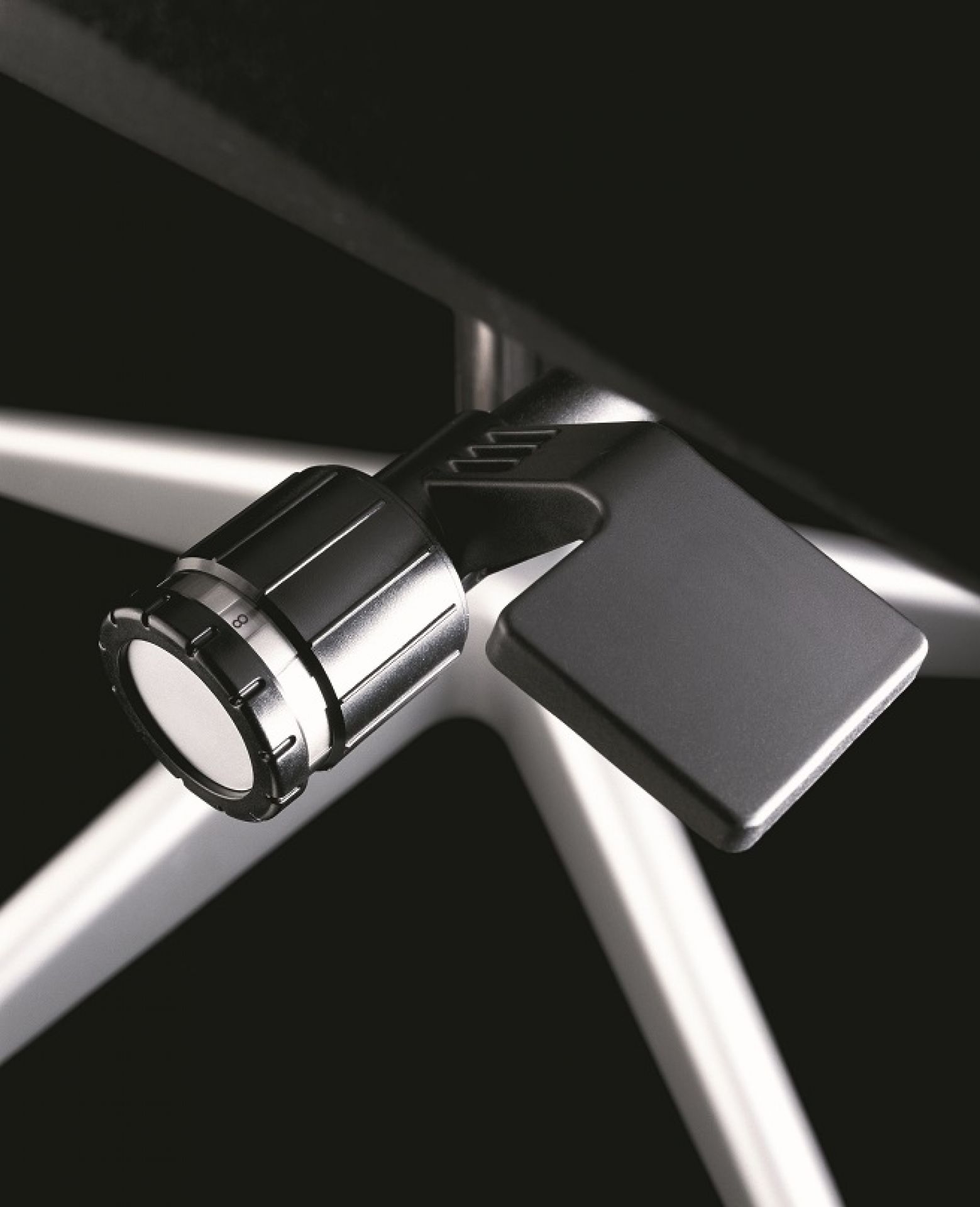 Detailaufnahme: Verstellmechanismus vom Steelcase Please Drehstuhl für ergonomisches Sitzen im Büro.