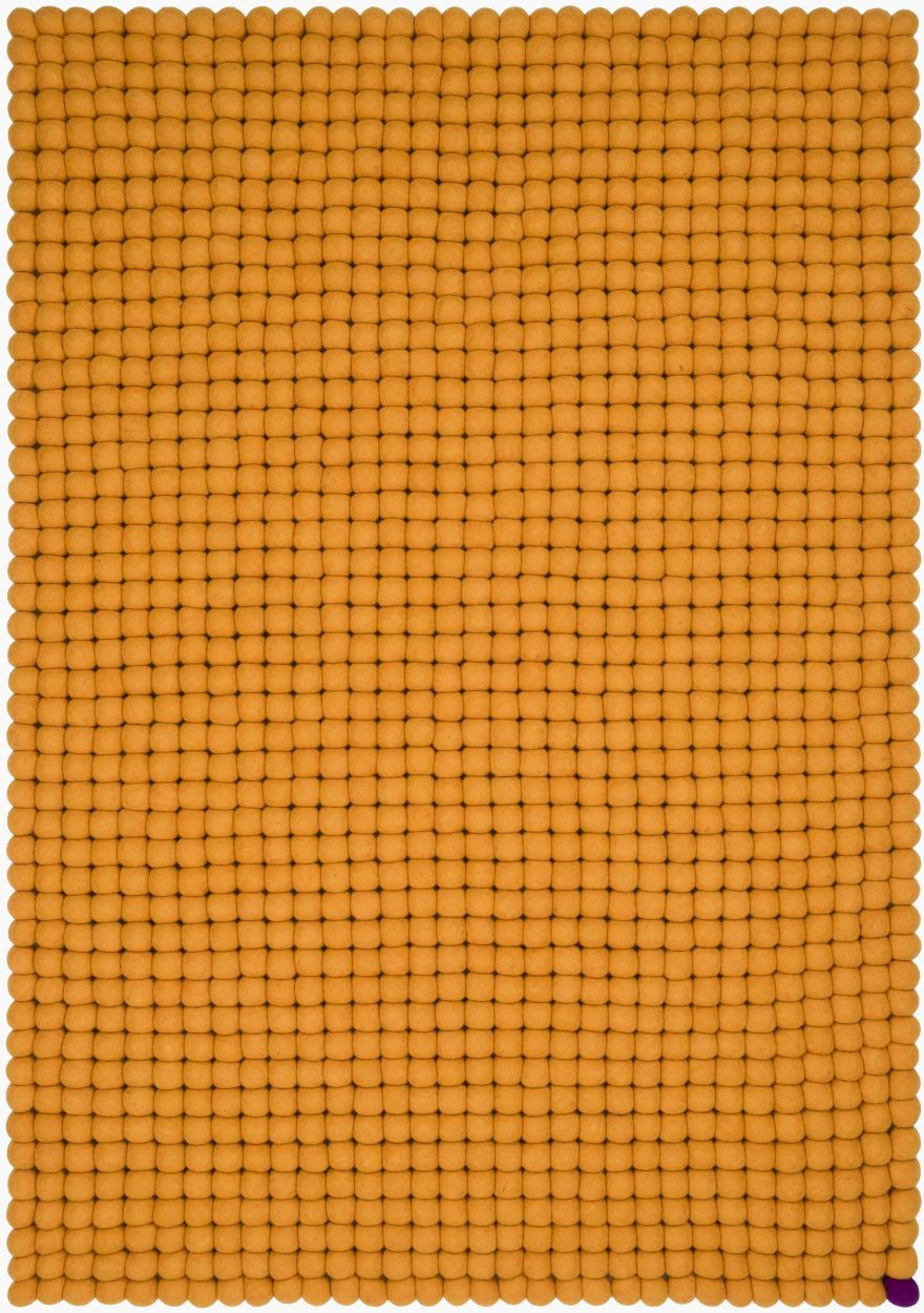 Goldener myfelt Filzteppich "Big One", rechteckig, 140x200 cm, aus vielen kleinen Filzkugeln.