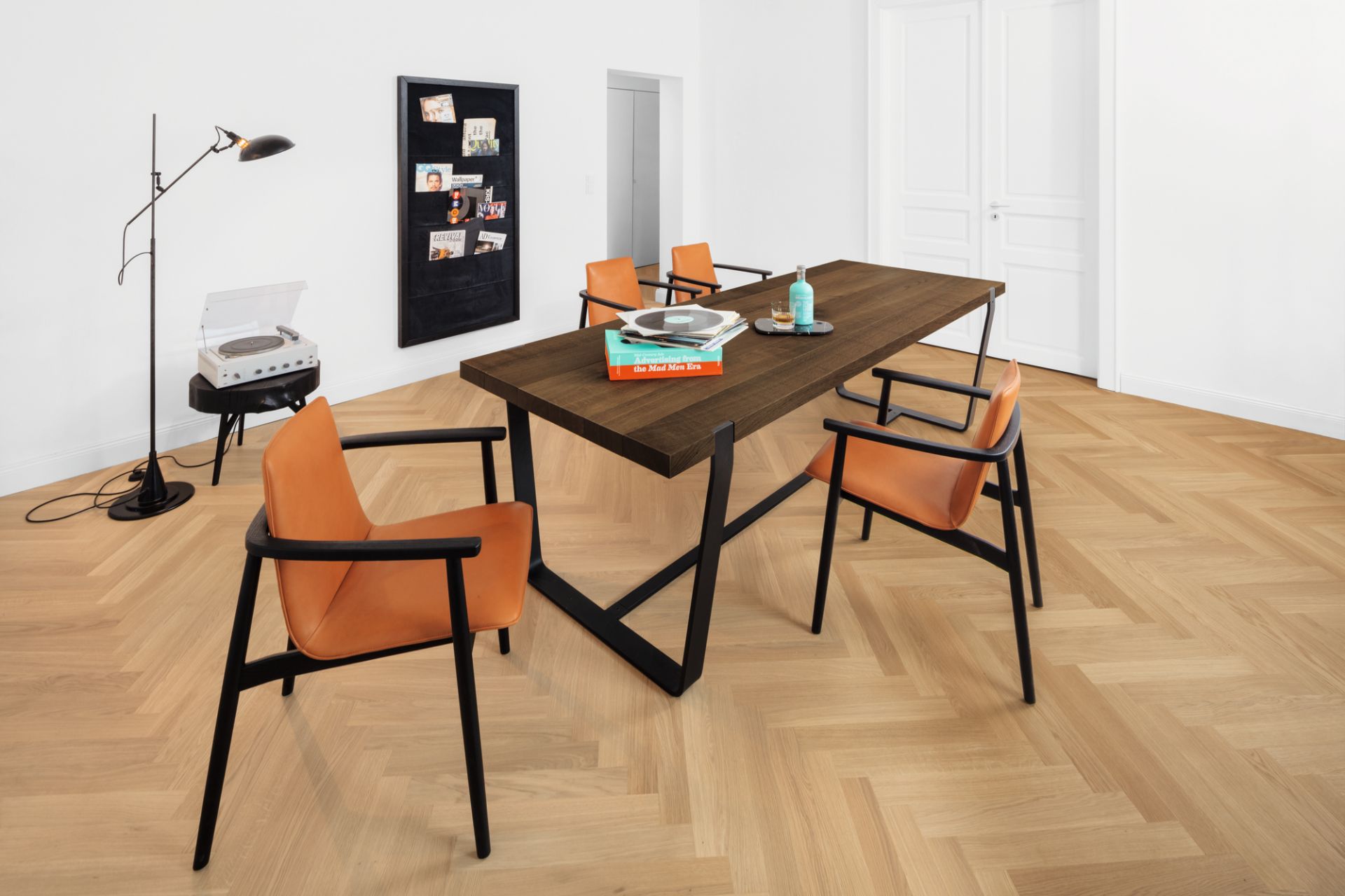 BB 11 Clamp Tisch Eiche geölt von Janua mit Stühlen in modernem Esszimmer.