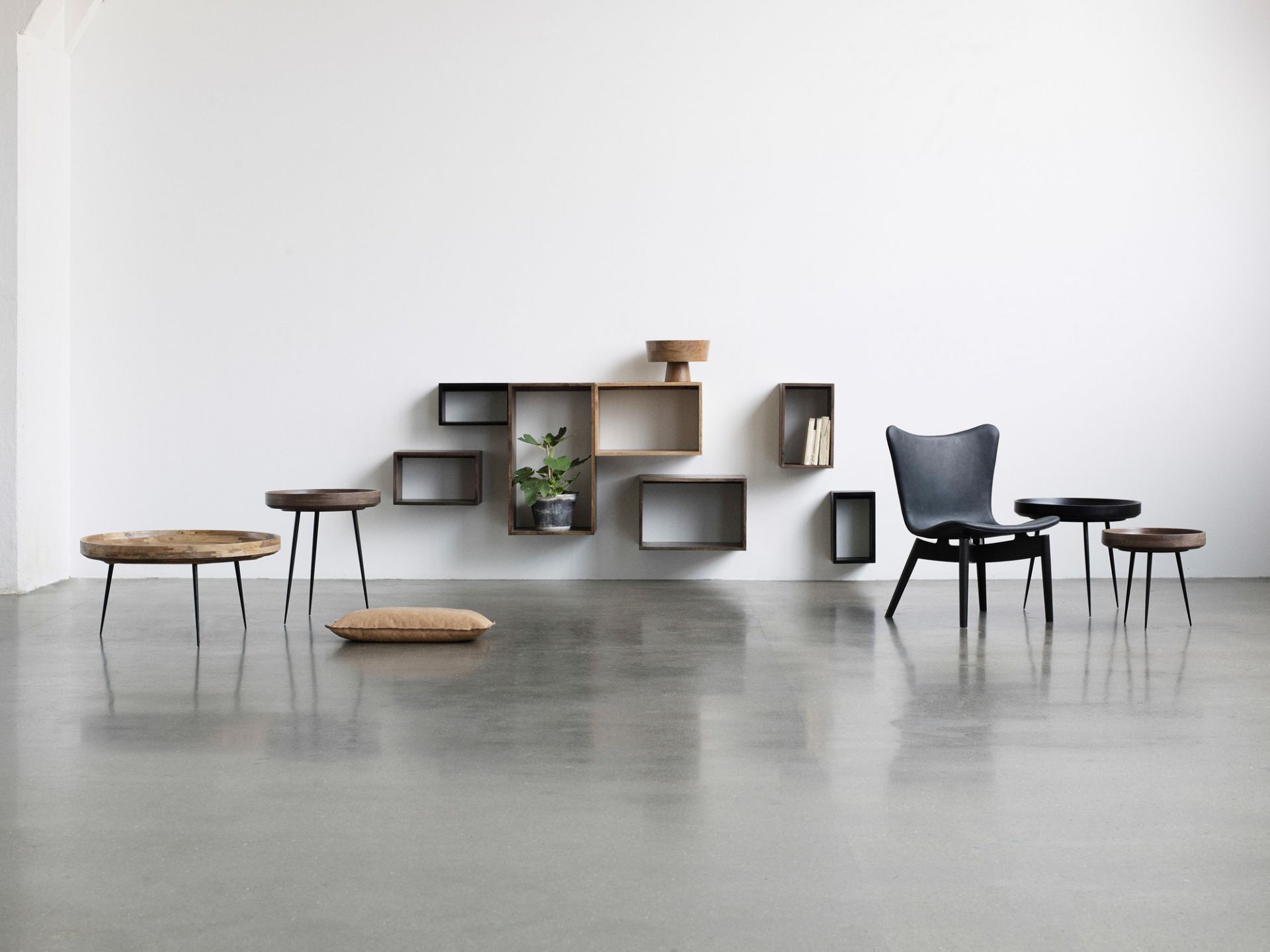 Großer Bowl Table aus Mangoholz mit schwarzem Metallgestell im minimalistischen Wohnraum.