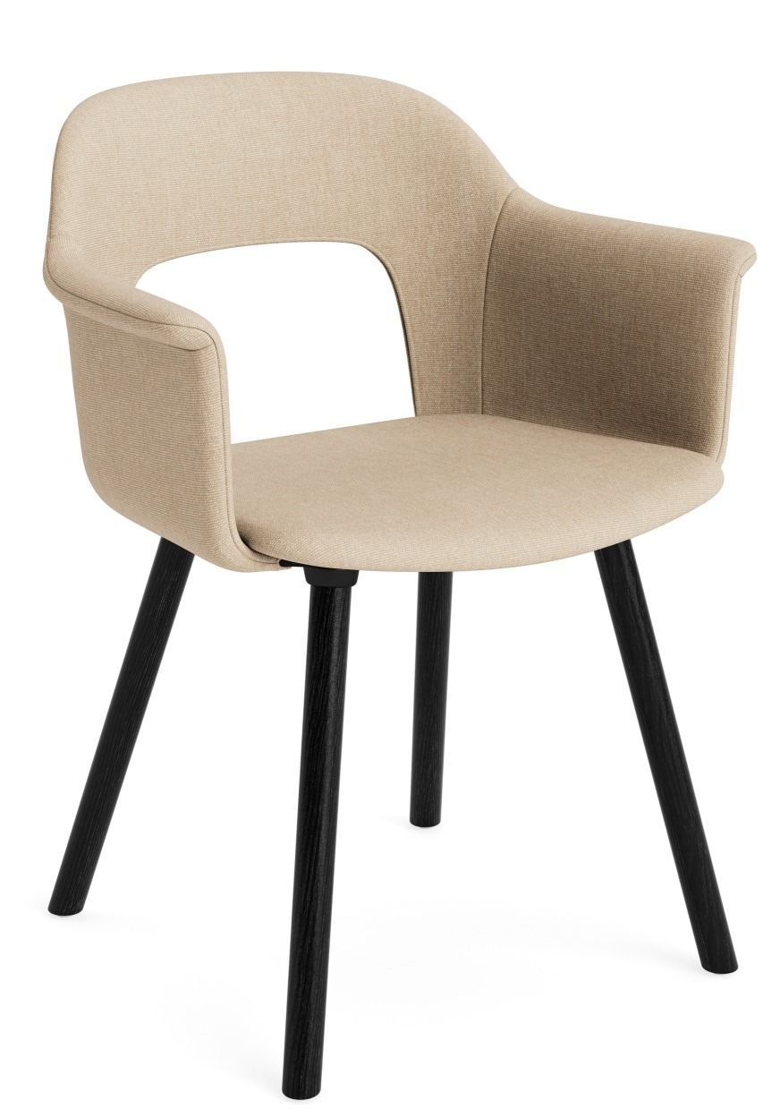 Layout Armchair 224 von Hay, Armlehnstuhl mit beigem Stoffbezug und schwarzen Holzbeinen, modernes Möbeldesign.